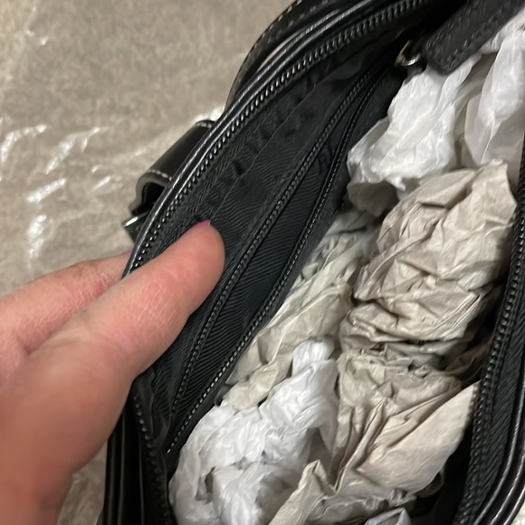 RLL cute detailing on this lightly used black leather shoulder bag - Picture 6 of 9